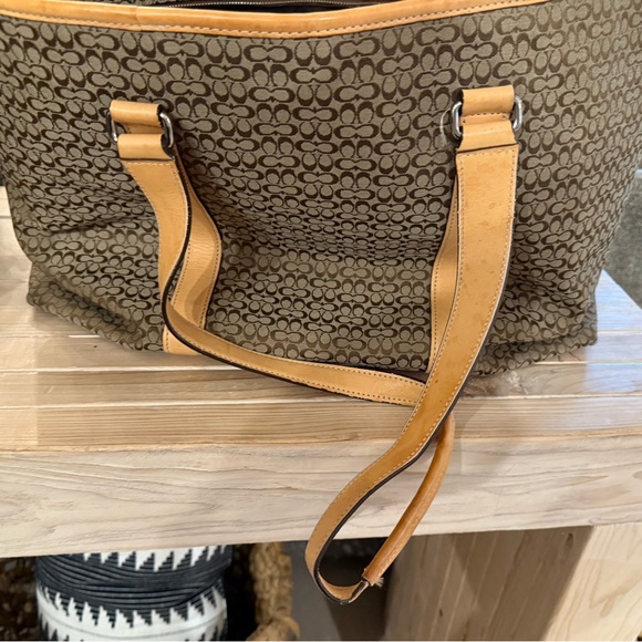 Coach duffle with zipper and interior pockets. - Picture 12 of 12